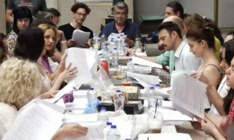 Οι Πανθέοι: Αυτό είναι το καστ της εμβληματικής σειράς του ΣΚΑΪ