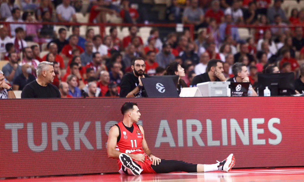 Η Θύρα 7 ανέβασε βίντεο από φιλάθλους του Παναθηναϊκού, οι οποίοι βρίζουν τον Ολυμπιακός και ο Κώστας Σλούκας γελάει με σύνθημα για λιμάνι