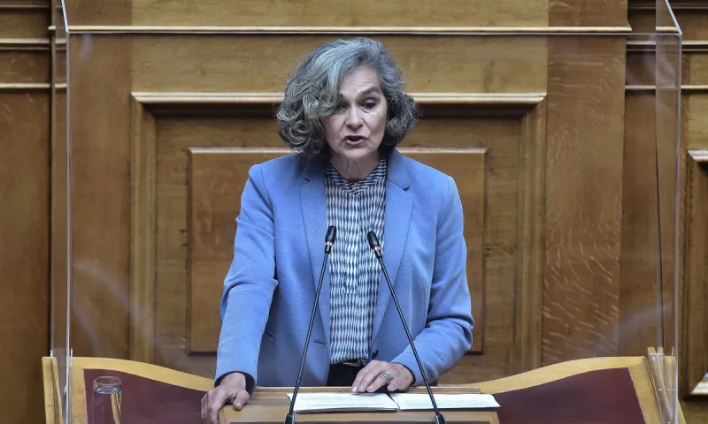 Σοφία Σακοράφα: Διαγραφή επειδή χαιρέτισε Μαρινάκη και Μπέο; - Μια νέα δημιουργική ασάφεια...