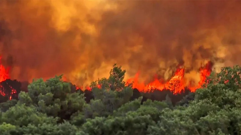 Επιτελικό ολοκαύτωμα - Πύρινος όλεθρος σε δυτική και ανατολική Αττική και η κυβέρνηση τα «ρίχνει» στην κλιματική κρίση