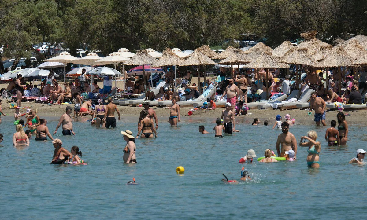 Καιρός για μπάνια στη θάλασσα λέει ο Καλλιάνος - Που θα έχουμε πρόσκαιρες βροχές