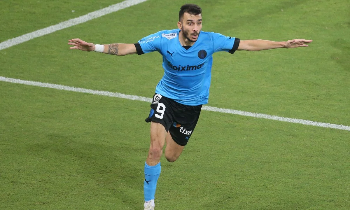 Ο Ιωάννης Πίττας πανηγυρίζει