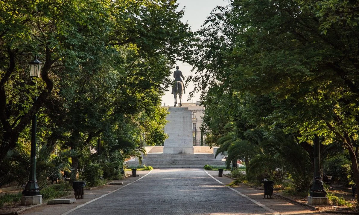 Κλείνουν τα πάρκα «για προληπτικούς λόγους» την ώρα που είναι απαραίτητα στους πολίτες για μια ανάσα δροσιάς.