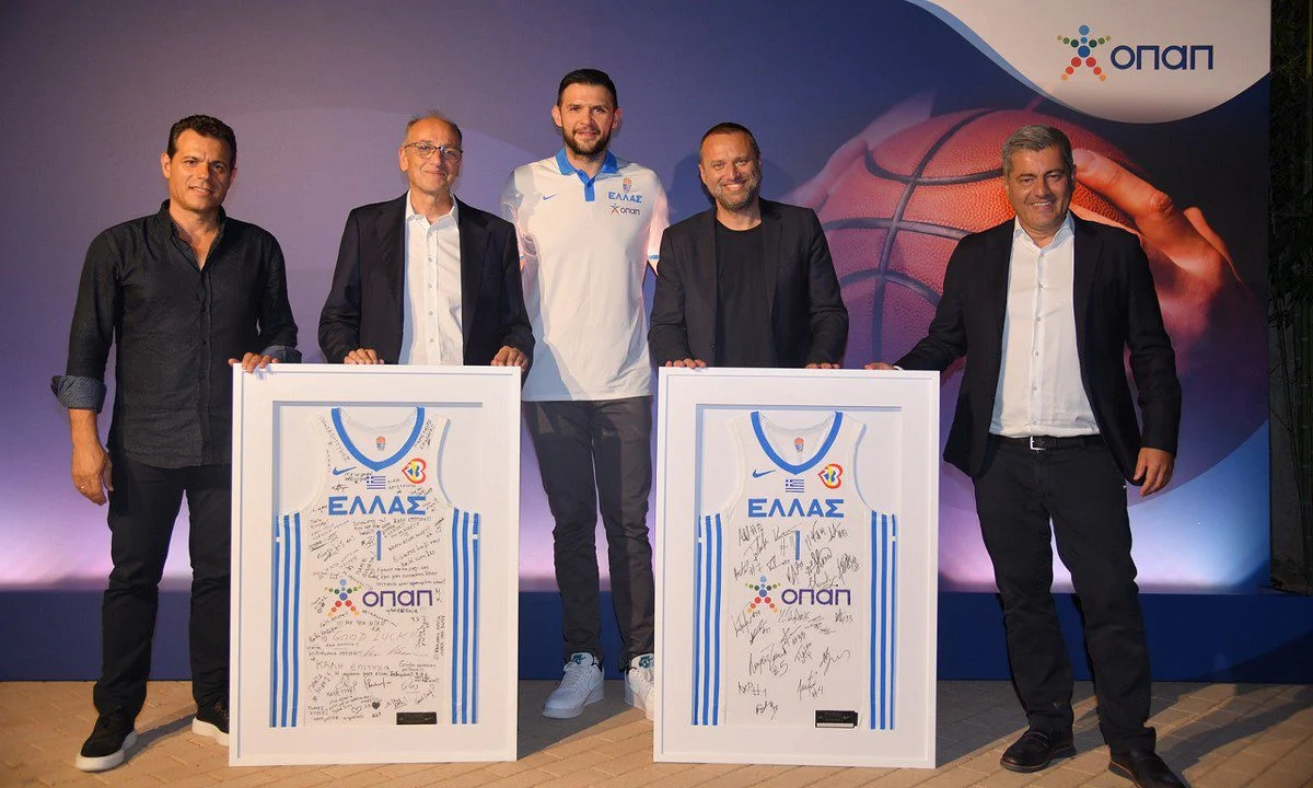 Δημήτρης Ιτούδης, προπονητής της Εθνικής Ομάδας Μπάσκετ, Βαγγέλης Λιόλιος, Πρόεδρος ΕΟΚ, Κώστας Παπανικολάου, αρχηγός της Εθνικής Ομάδας Μπάσκετ, Γιάννης Ρόκκας Chief Marketing Officer του ΟΠΑΠ, Οδυσσέας Χριστοφόρου, Αναπληρωτής Διευθύνων Σύμβουλος του…