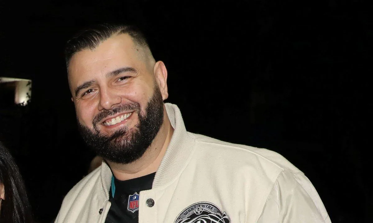 Σύζυγος διάσημης τραγουδίστριας κατεβαίνει για δήμαρχος με το ΚΚΕ!