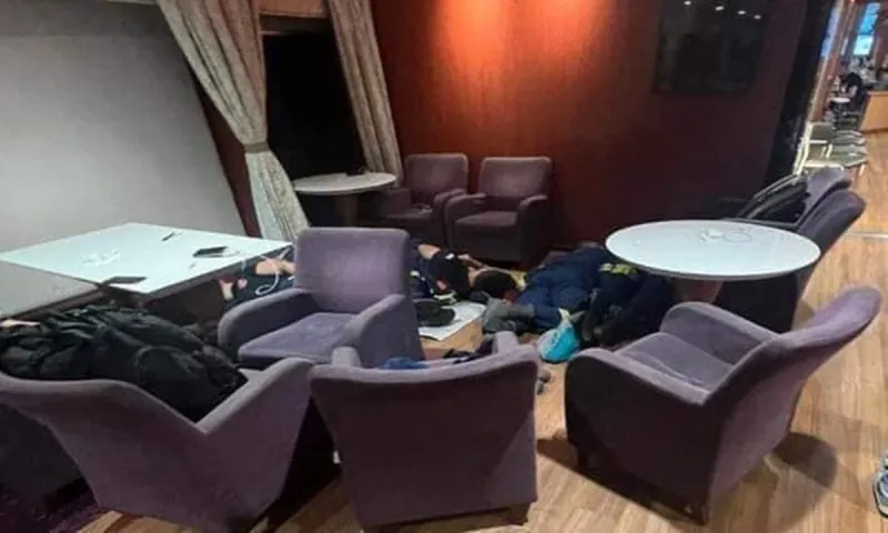 Οργή για την κρατική αχαριστία: Εικόνες ντροπής με τους ήρωες πυροσβέστες της Ρόδου να κοιμούνται στο πάτωμα του πλοίου της επιστροφής!