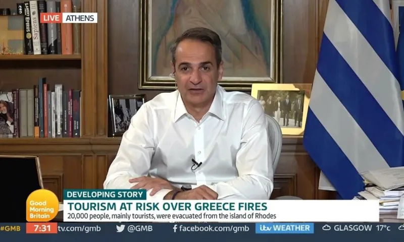 Κυριάκος Μητσοτάκης: Μοίρασε «Ρόδος Pass» στους πυρόπληκτους τουρίστες, είπε ότι «πάντα είχαμε πυρκαγιές» και πούλησε «κανονικότητα»