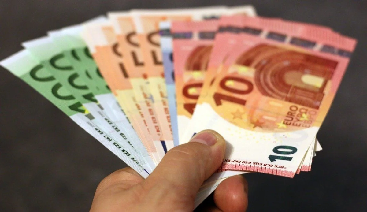 Συνολικά 52,2 εκατ. ευρώ θα καταβληθούν σε 49.650 δικαιούχους, στο πλαίσιο των προγραμματισμένων καταβολών του e-ΕΦΚΑ και τη (ΔΥΠΑ)