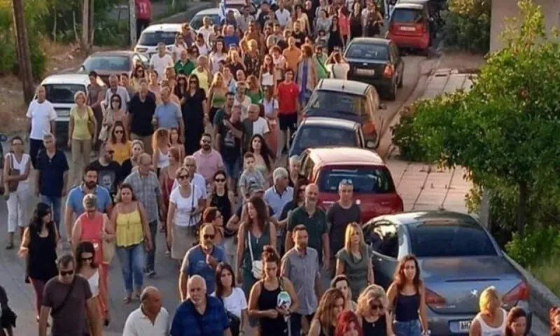 Θήβα: Η κοινωνία «ξυπνάει» - Συγκλονιστική συμπαράσταση εκατοντάδων πολιτών σε οικογένεια που χάνει το σπίτι της από πλειστηριασμό