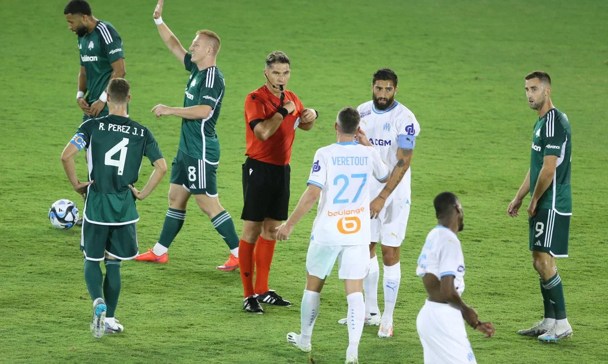 Ο Κόβακς δεν είδε σήματα και φανέλες. Σφύριζε οτι έβλεπε και έκανε ρεσιτάλ στο Παναθηναϊκός - Μαρσέιγ. Ευχή όλων, να έχουν ανάλογες διαιτησίες σήμερα (10/8) και οι Ολυμπιακός, ΠΑΟΚ και Άρης!
