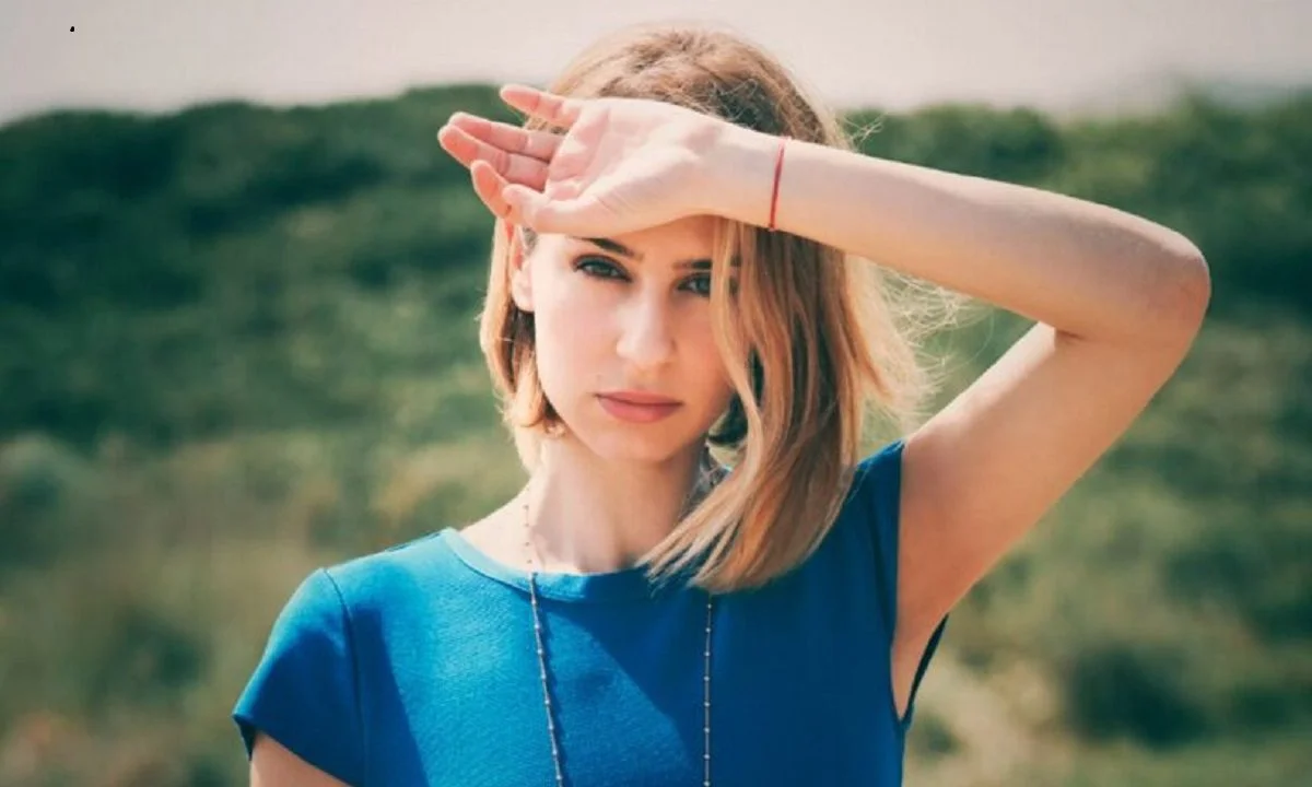 Η Έλενα Χαρμπίλα γνωστή και ως Kid Moxie αποτελεί την Ελληνίδα έκπληξη της μουσικής βιομηχανίας με τη συνεργασία της με τους Depeche Mode.