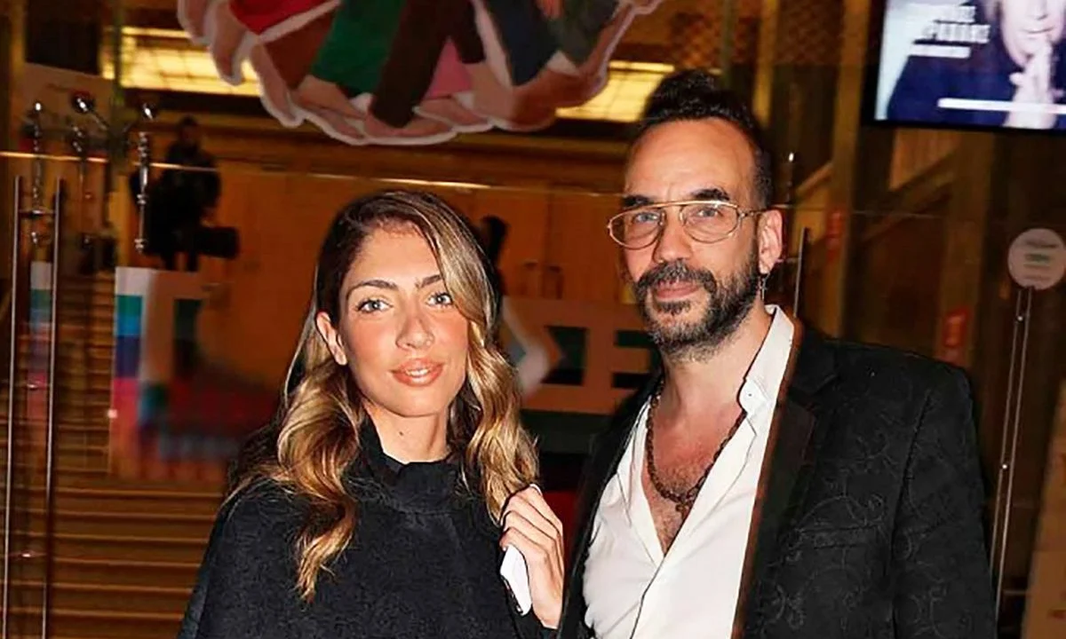 Σε ένα ροζ σύννεφο βρίσκονται ο Πάνος Μουζουράκης και η Μαριλού Κόζαρη, απολαμβάνοντας τις καλοκαιρινές τους διακοπές