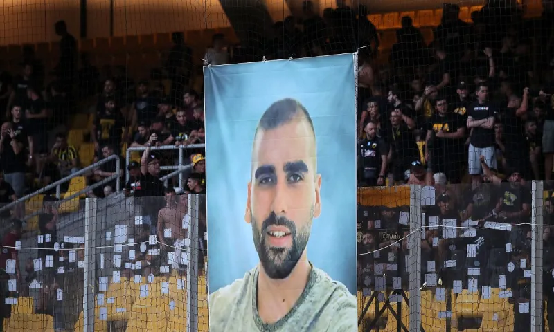 ΑΕΚ – Ντιναμό Ζάγκρεμπ: Η φωτογραφία του Μιχάλη στο πέταλο των οργανωμένων -  Φανέλα με το «21» στα αποδυτήρια (vid)