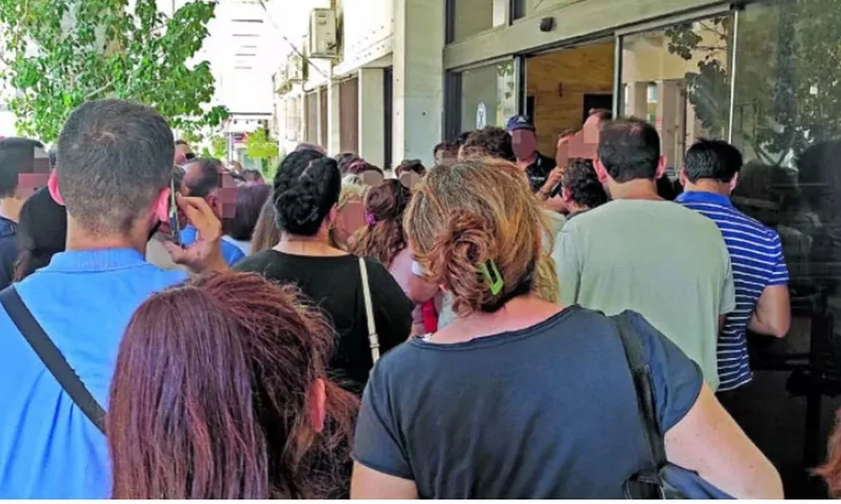 Εκατοντάδες άνθρωποι συρρέουν καθημερινά στα αστυνομικά τμήματα, για να ανανεώσουν την ταυτότητα τους και να αποφύγουν την ηλεκτρονική.