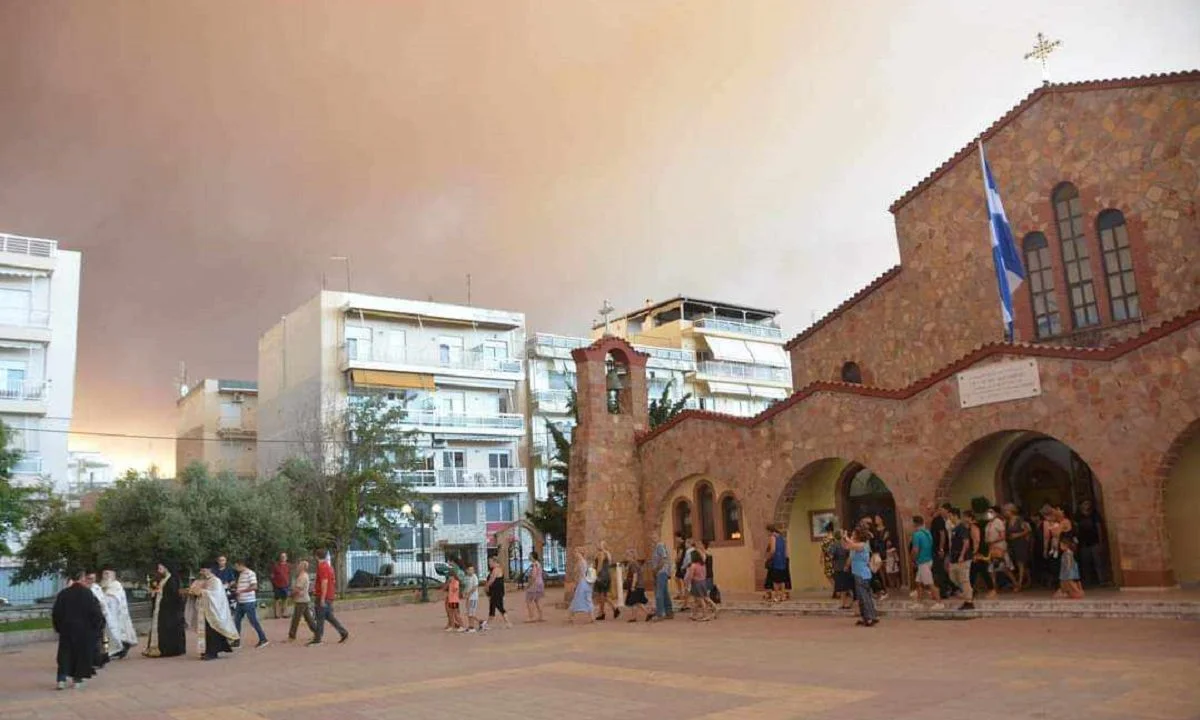 Φωτιά Αλεξανδρούπολη: Παρακλήσεις και λιτανείες σε όλες τις εκκλησίες της πόλης για να σβήσουν οι φωτιές!