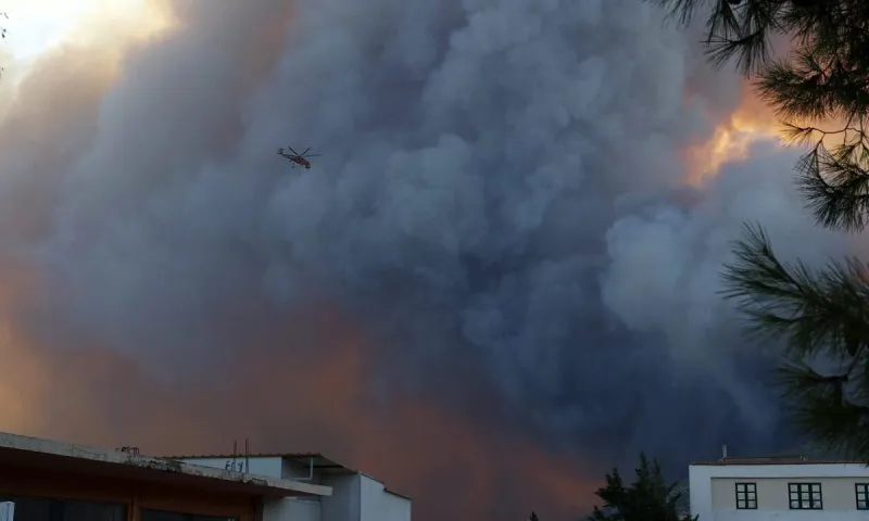 Φωτιά στην Πάρνηθα: Πολύ σκληρή «μάχη» με τις φλόγες – Δε σταματούν τα εναέρια μέσα – Συνεχείς οι εκκενώσεις!