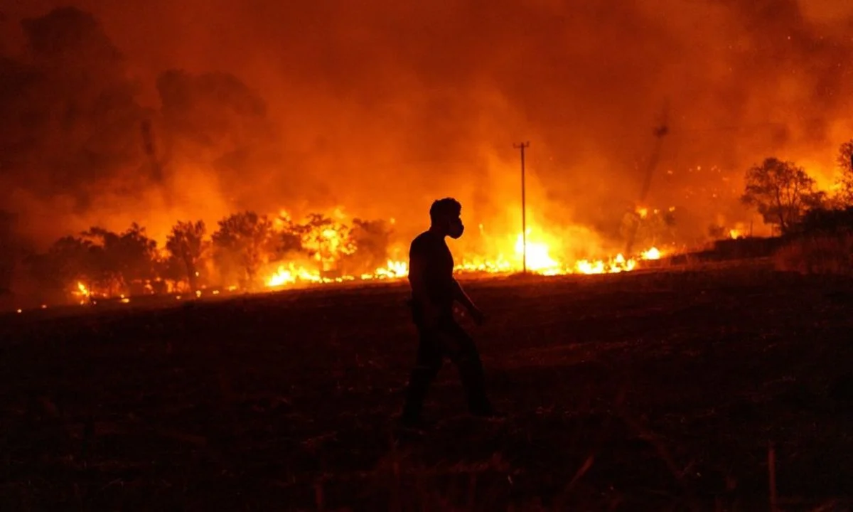 Όλο και περισσότεροι εμπρηστές πιάνονται επ΄ αυτοφώρω, ενώ το επιτελικό κράτος της κυβέρνησης Μητσοτάκη βρίσκεται σε ολική παράλυση.