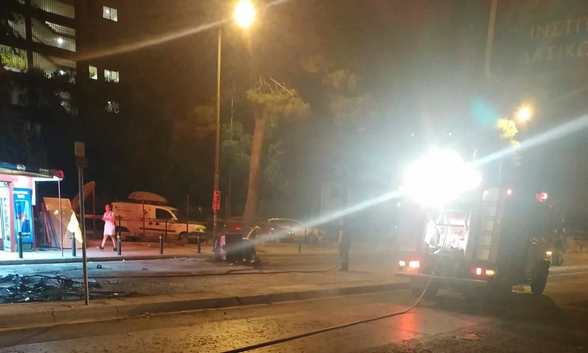 Σοβαρά επεισόδια έξω από την Πανεπιστημιούπολη. Γύρω στα 30 άτομα βγήκαν από τη φοιτητική εστία και έκαψαν κάδους στρώματα και πέταξαν μολότοφ