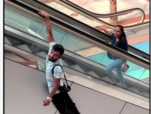 Απίθανος τύπος, κρεμιέται με το ένα χέρι από κυλιόμενες σκάλες και γίνεται Viral!