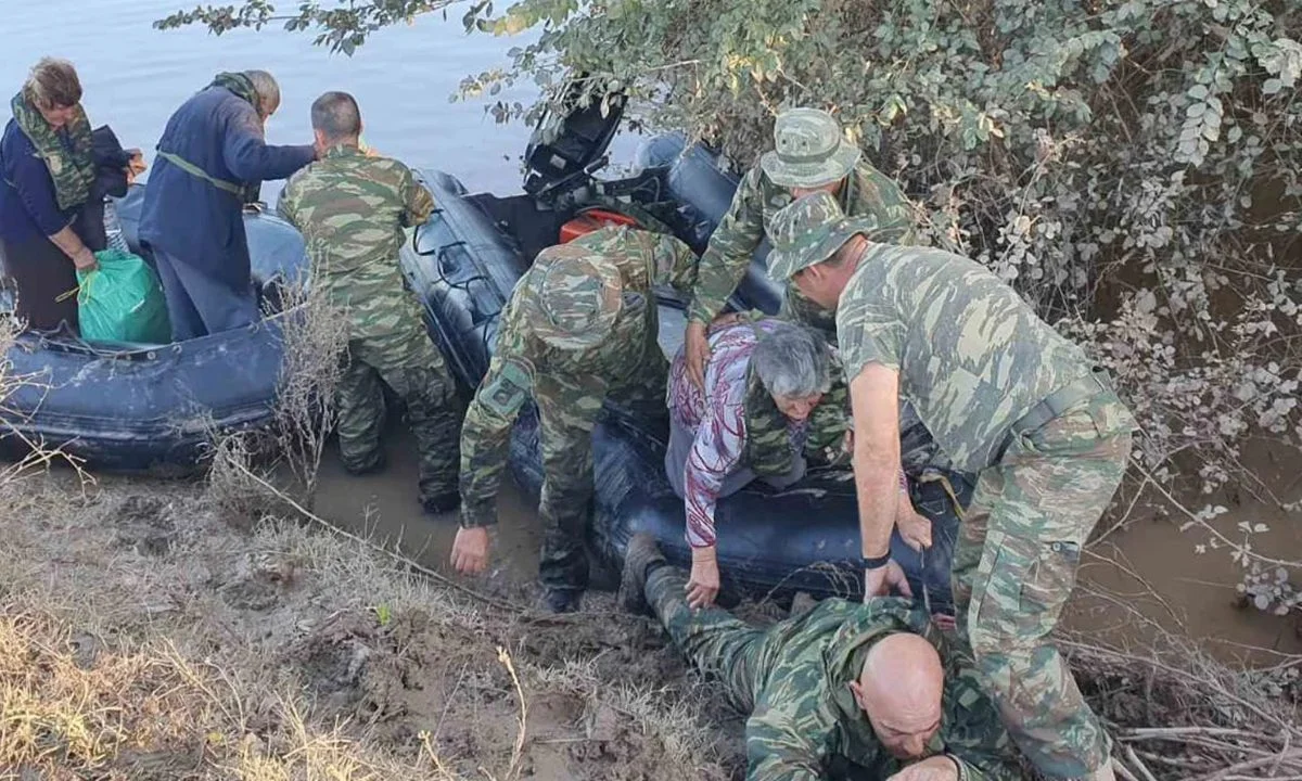 Ναυάγησε το κράτος, άλλα ο στρατός «ξελασπώνει» την κατάσταση ξανά - Πεζοναύτης έγινε ανθρώπινη «γέφυρα» για να βοηθήσει ηλικιωμένους.