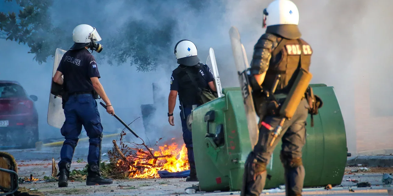 Βίντεο που κυκλοφόρησε στο διαδίκτυο δείχνει την απρόκλητη βία που ασκούν τα ΜΑΤ, σε πλημμυροπαθείς που εκφράζουν την οργή τους.