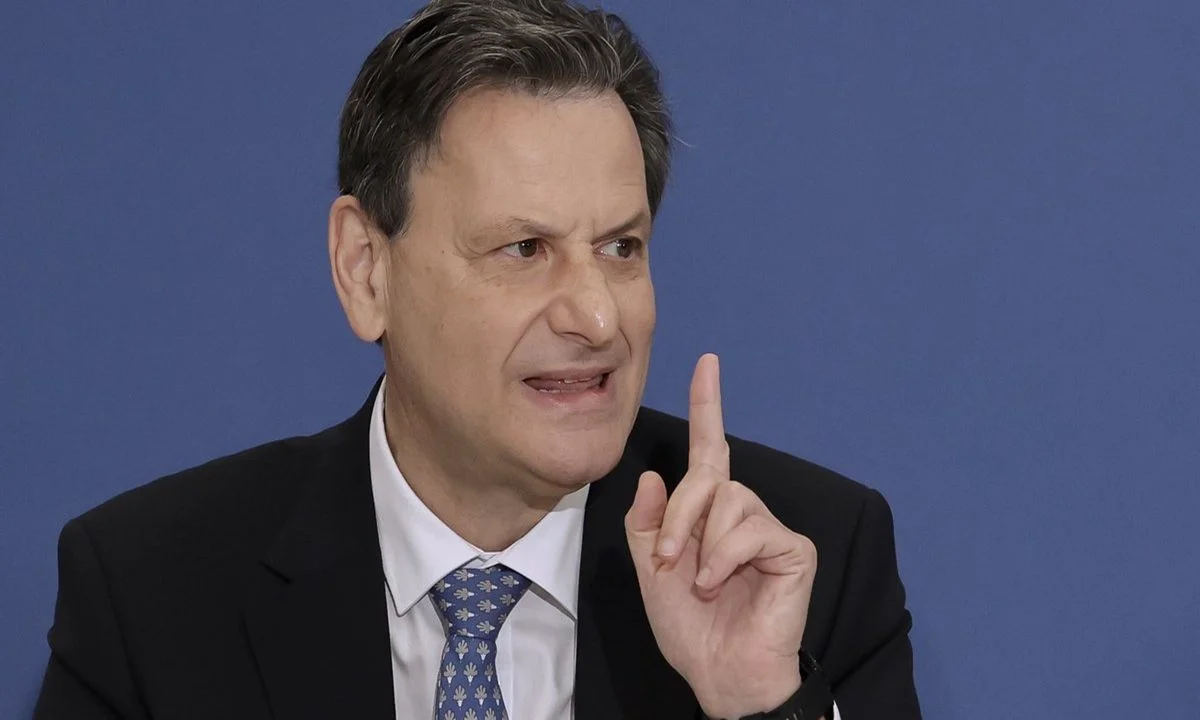 Η αδιανόητη απάντηση του υπουργού Περιβάλλοντος και Ενέργειας στο ερώτημα για το τι μπορεί με την πρωτοφανή ακρίβεια στα καύσιμα.