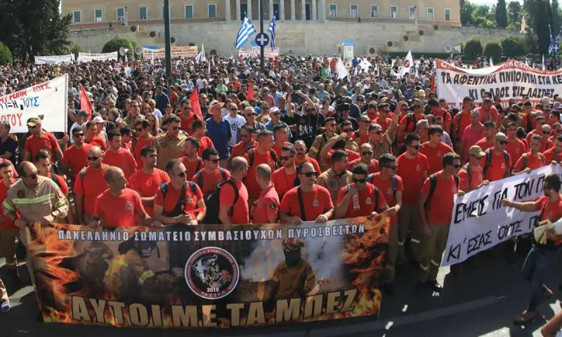 Εποχικοί πυροσβέστες: Με τις στολές τους στο Σύνταγμα, έδωσαν δυναμικό παρόν στην απεργία – Ζητούν μονιμοποίηση