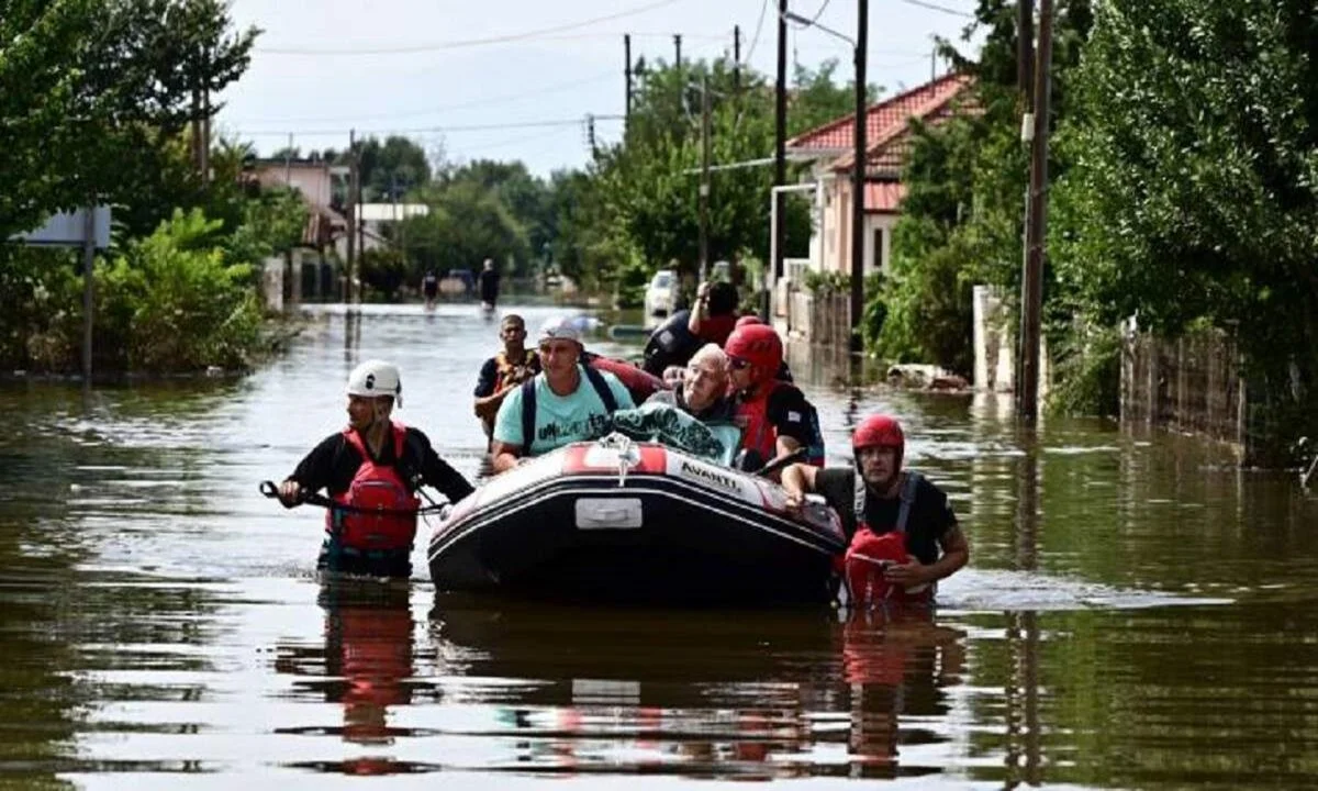 Απίστευτη αναλγησία για τους πληγέντες στη Θεσσαλία - Οι τράπεζες μπορεί να πάγωσαν τις πληρωμές δανείων, άλλα τα funds συνεχίζουν τον χαβά τους.