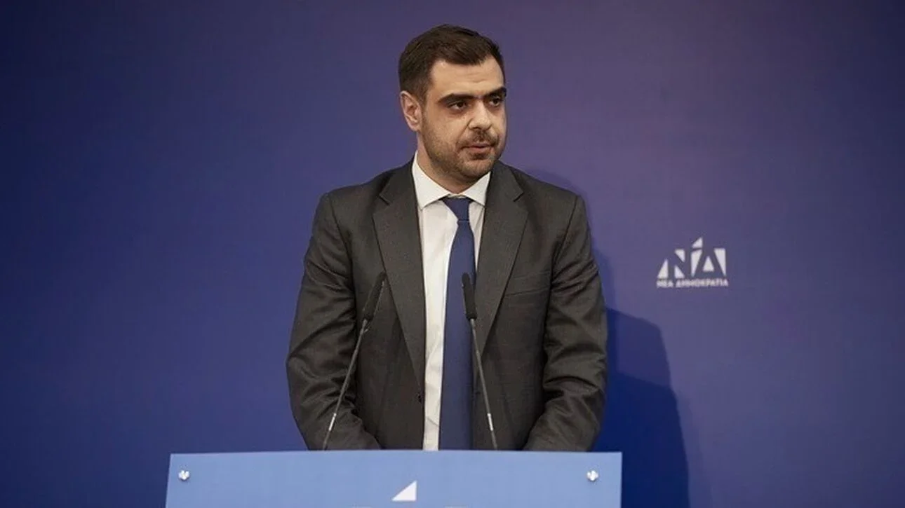 Ο κυβερνητικός εκπρόσωπος κατηγόρησε τους διαδηλωτές ότι επιτέθηκαν στην αστυνομία, για να δικαιολογήσει τη βία των ΜΑΤ στη Λάρισα.