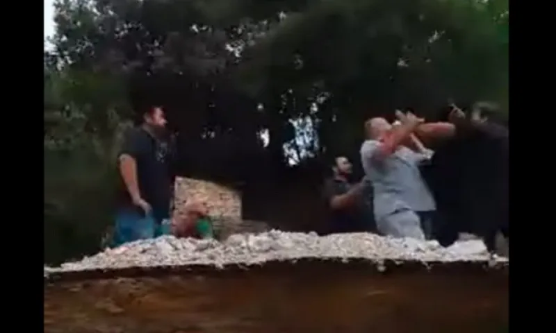 «Ξύλο» με πολίτες έπαιξε ο Αχιλλέας Μπέος - Χαστούκισε πλημμυροπαθή που του φώναζε (vid)