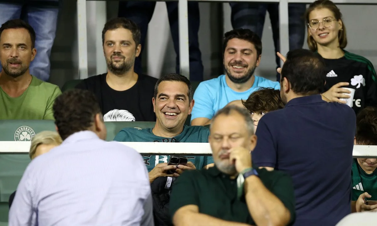Στις εξέδρες του γηπέδου της Λεωφόρου Αλεξάνδρας βρέθηκε για άλλη μια Κυριακή ο Αλέξης Τσίπρας, χωρίς πάντως να φέρνει... γούρι
