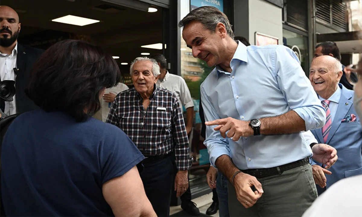 «Πήρατε το τελευταίο market pass;» ρώτησε ο πρωθυπουργός μια αγανακτισμένη γυναίκα στον Βύρωνα που παραπονέθηκε για την ακρίβεια.