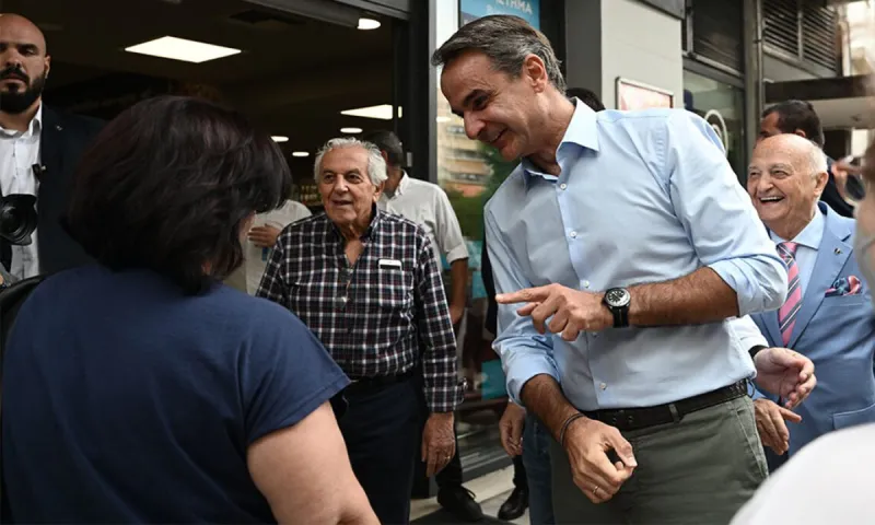 Ακρίβεια: Τα νοικοκυριά μειώνουν το λάδι και το ψωμί για να επιβιώσουν και ο πρωθυπουργός ζει στον κόσμο του «market pass»