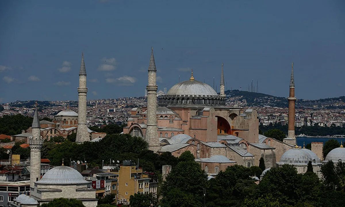 Τον κώδωνα κινδύνου για τη στατικότητα στην Αγιά Σοφιά στην Κωνσταντινούπολη κρούει ο Τούρκος ιστορικός και ακαδημαϊκός, Ιλμπέρ Ορταϊλί
