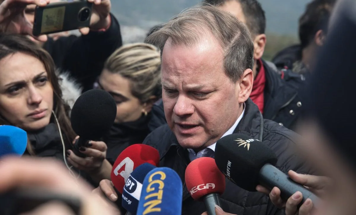 Ο Κώστας Καραμανλής χαρακτήρισε ως «τυμβωρυχία» όποια αναφορά τον συνδέει με το έγκλημα των Τεμπών - Σφοδρή επίθεση από τον Βαγγέλη Βλάχο.