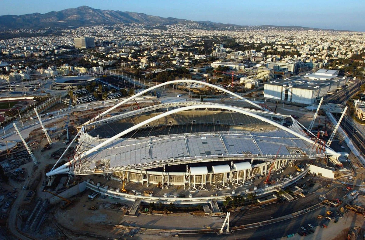 Διεθνώς ρεζίλι γίνεται η χώρα για την εγκατάλειψη του εμβληματικού σκέπαστρου - Διασυρμός για την κυβέρνηση Μητσοτάκη και το παρατημένο ΟΑΚΑ.