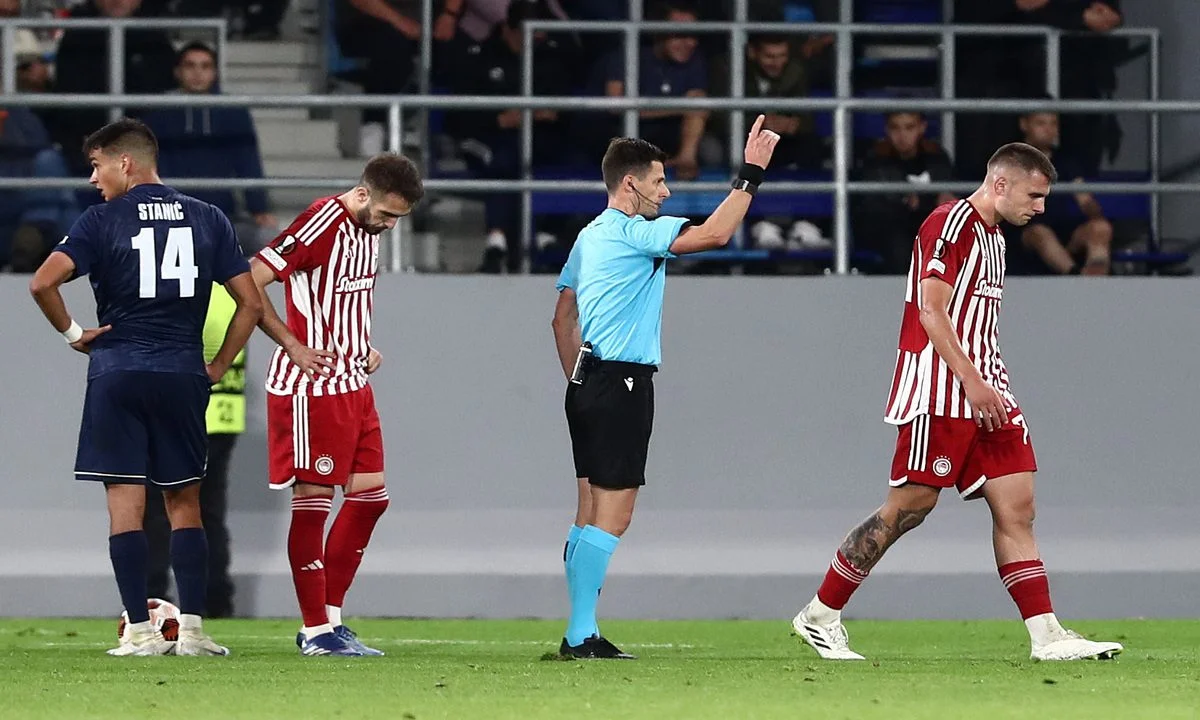 Διαιτησία: Με παίκτη λιγότερο έμεινε ο Ολυμπιακός κόντρα στην Τόπολα. Γιατί κόκκινη και όχι κίτρινη κάρτα στον Ντόη.