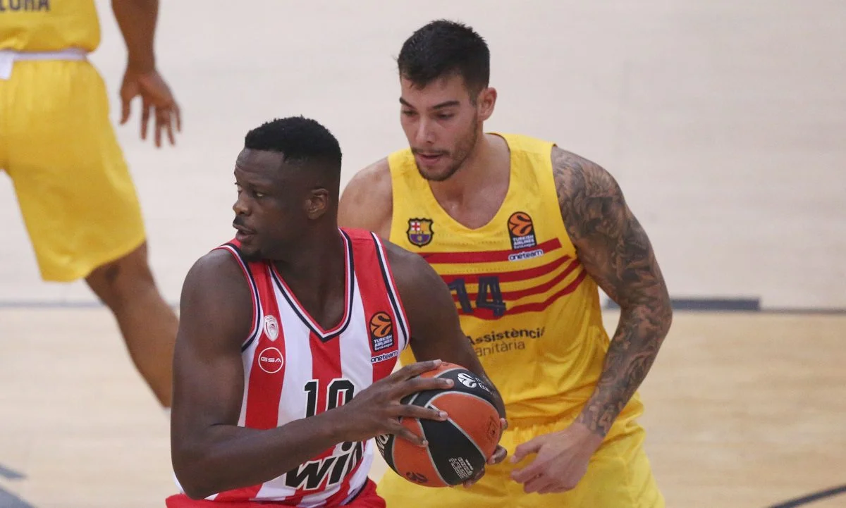 Δείτε πώς διαμορφώθηκε η βαθμολογία της Euroleague ύστερα από την εντός έδρας ήττα του Ολυμπιακού από την Μπαρτσελόνα για τη 2η αγωνιστική