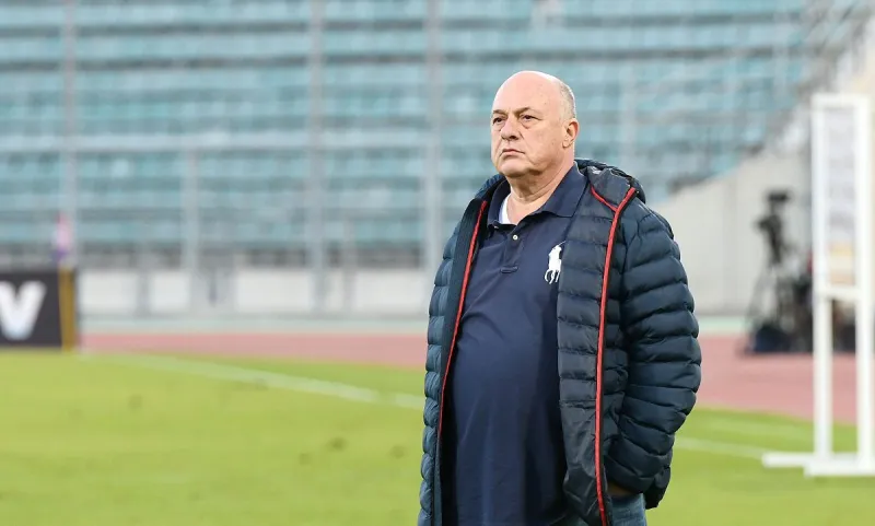 Μπέος: «Είστε ρόμπες»