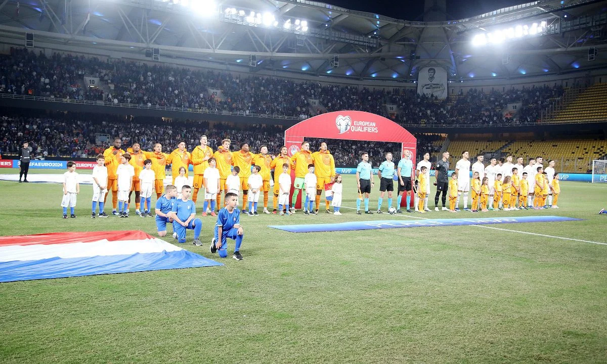 OPAP Arena: Ξερόχορτο - Σε κακή κατάσταση ο αγωνιστικός χώρος. Κιτρινισμένο το χορτάρι, ενώ σε άλλα σημεία δεν έχει καθόλου. Κολλάει η μπάλα.