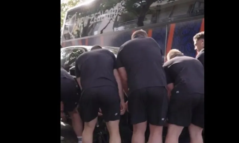 Νέα Ζηλανδία: Απίστευτο - Οι παίκτες της εθνικής ράγκμπι σηκώνουν στα χέρια τζιπ 2,4 τόνων! (vid)