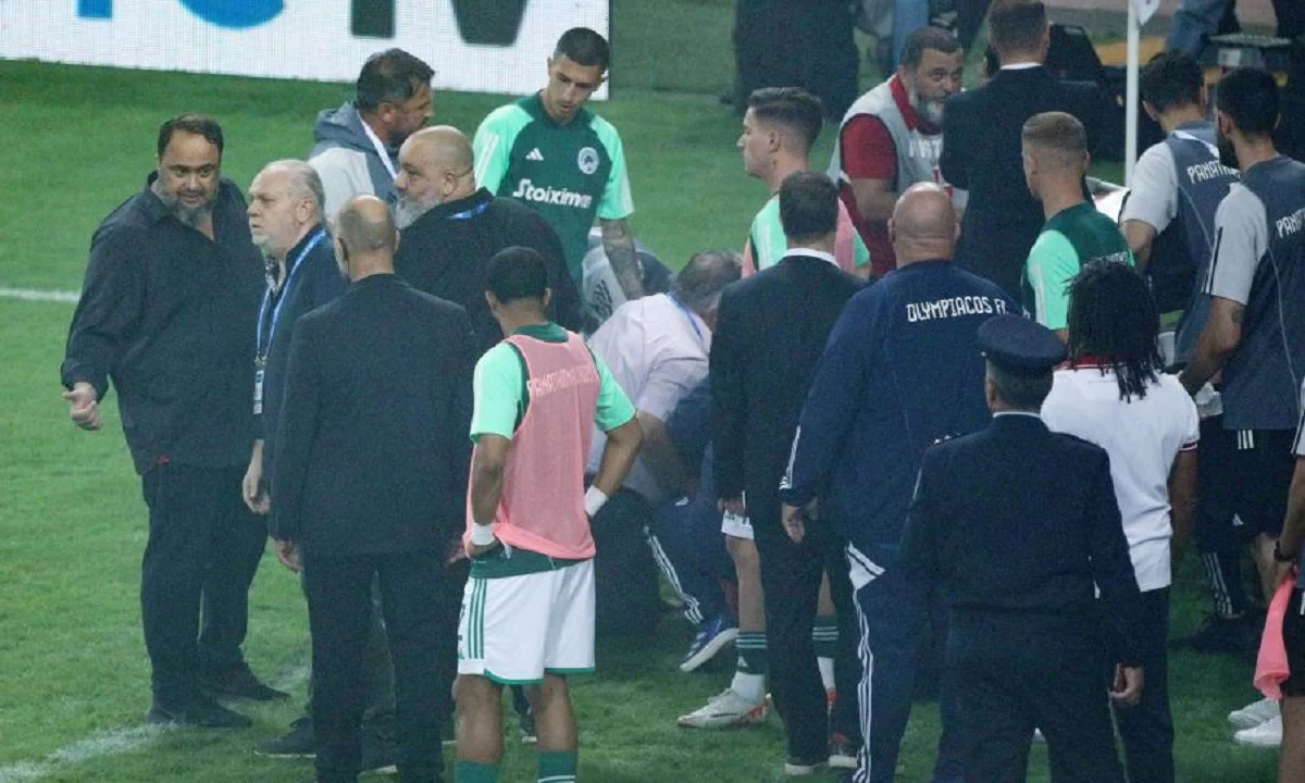 Το Ολυμπιακός - Παναθηναϊκός οδεύει με τα... όσα προς οριστική διακοπή. Ο γιατρός του αγώνα ενημέρωσε τον διαιτητή οτι ο Χουάνκαρ δεν μπορεί να συνεχίσει!