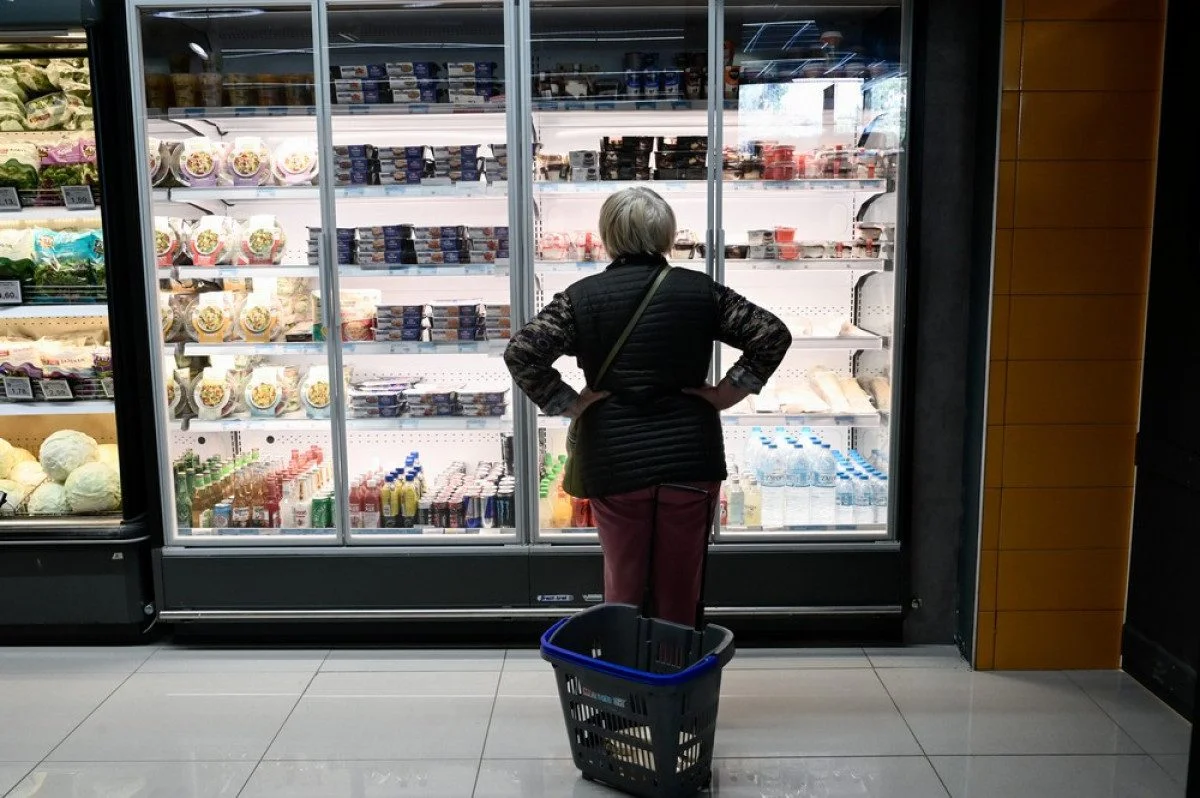 Παράλογη ακρίβεια και παιχνίδια αισχροκέρδειας γονατίζουν τα ελληνικά νοικοκυριά - Τι αποκάλυψε ρεπορτάζ του OPEN για τις τιμές σε Ελλάδα και ΕΕ.