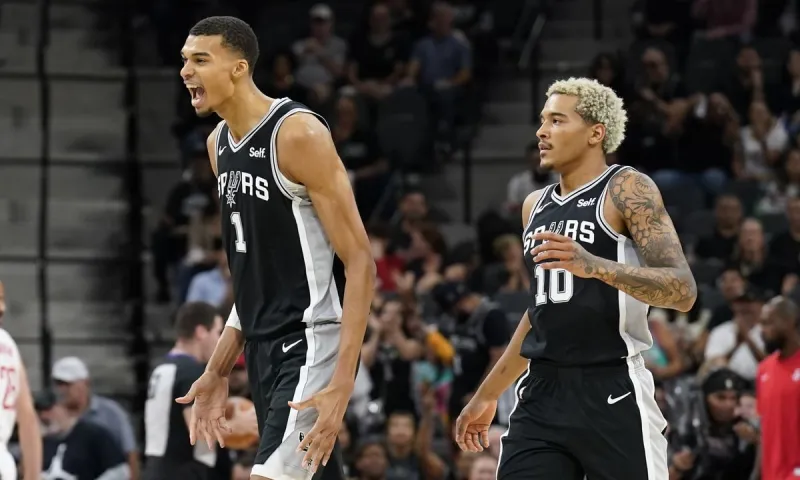 NBA Αποτελέσματα: Το παιδί-θαύμα Γουεμπανιάμα οδηγεί τους Σπερς – Ήττα για τον Σάσα Βεζένκοφ και τους Κινγκς!