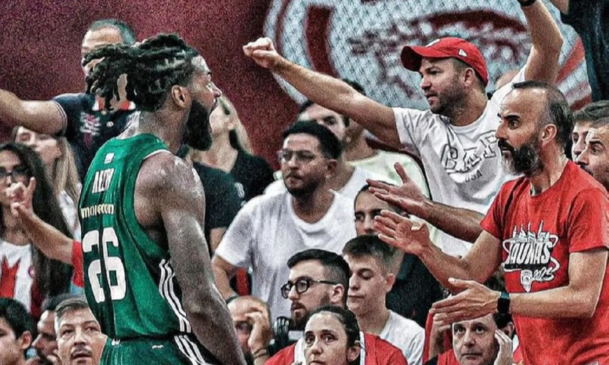 Πώς υποδέχθηκαν οι οπαδοί του Ολυμπιακού και του Παναθηναϊκού τη μεγάλη νίκη των πράσινων στο ΣΕΦ, με 66-54, για την 4η αγωνιστική.