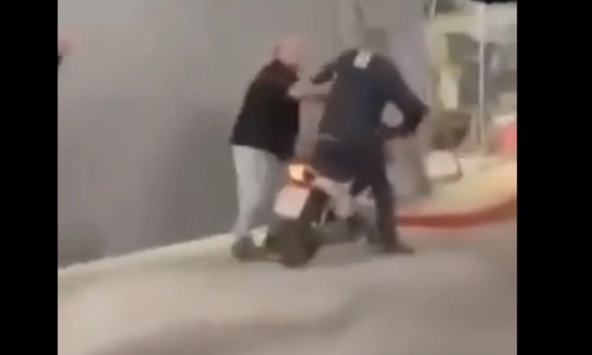 Τον γύρο του διαδικτύου κάνει βίντεο με την επίθεση που δέχτηκε ο Τάκης Τσουκαλάς έξω από το «Γεώργιος Καραϊσκάκης»