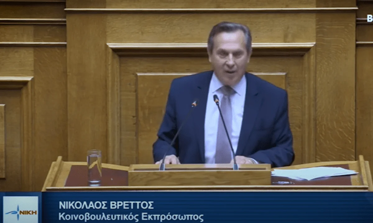 Ο βουλευτής της ΝΙΚΗΣ, Νίκος Βρεττός, διάβασε ένα προς ένα τα ονόματα των θυμάτων στα Τέμπη, μαζί με τις ηλικίες τους.