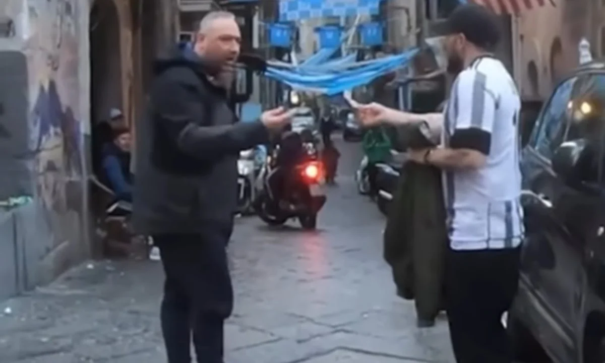 Απίστευτο! Έκανε βόλτα με φανέλα της Γιουβέντους μέσα στη Νάπολι - Δείτε τι του έκαναν (vid)