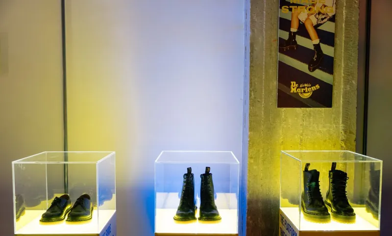 H Dr. Martens ξέρει να παρτάρει δυνατά