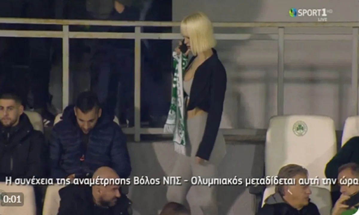 Με αυτό το πλάνο η Cosmote Tv ενημέρωσε για τη συνέχεια του Βόλος - Ολυμπιακός - Τι έκανε η ξανθιά